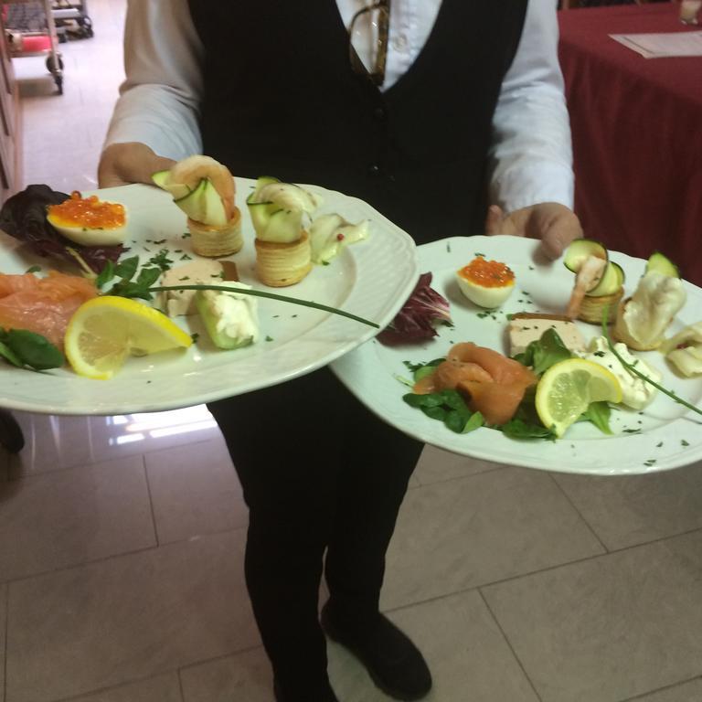 Hotel Della Posta Биаска Екстериор снимка