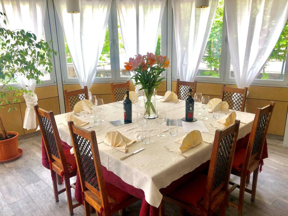 Hotel Della Posta Биаска Екстериор снимка